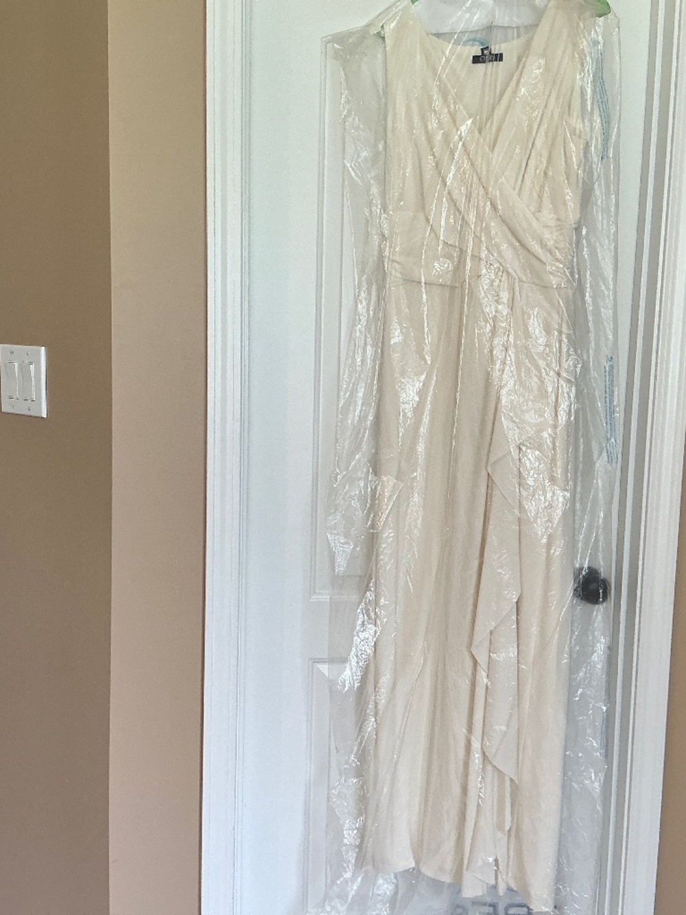 Long Formal dress/cream - Picture 1 of 5